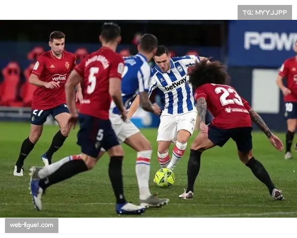 奥萨苏纳对阵塞尔塔，主队球迷高歌助威干扰客队防守沟通